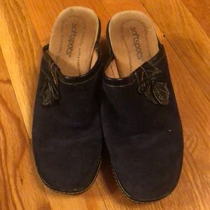 Heeled clogs navy with leaf design sz 6M